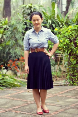 blue striped shirt black pleated skirt red flats by 14 shades of grey