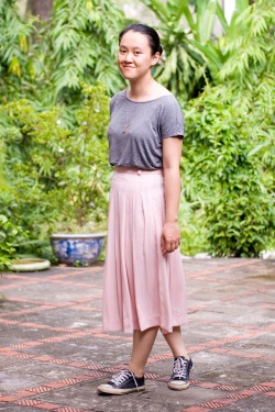 grey t-shirt pink pleated skirt sneakers by 14 shades of grey