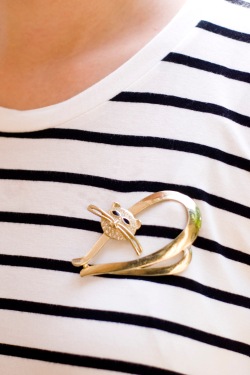 white striped tee cat brooch by 14 shades of grey