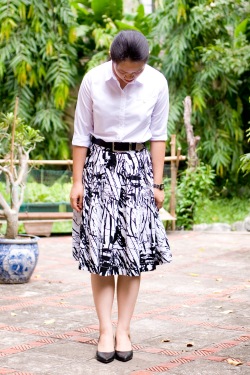 white top brushstroke skirt black pumps by 14 shades of grey