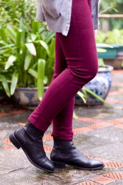 maroon jeans gray cardigan black chelsea boots by 14 shades of grey